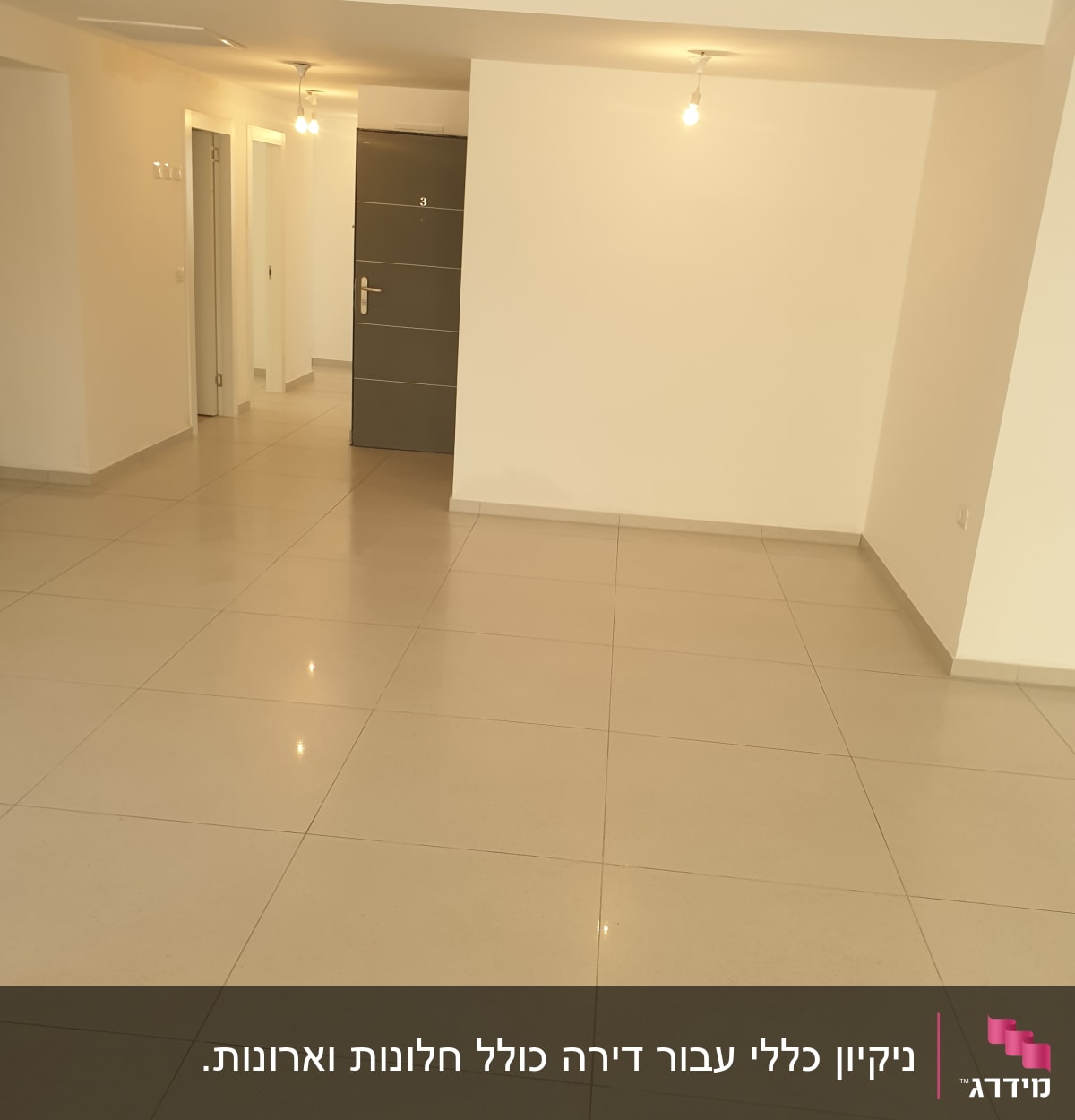 רצפה נקייה ומבריקה בחדר ריק עם תאורה